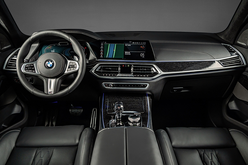 BMW X7 Dark Knight曜黑版配備全數位虛擬座艙、iDrive 7.0操作介面、全新智慧語音助理2.0、iPhone手機數位鑰匙、無線智慧型手機整合系統與M款多功能真皮方向盤。