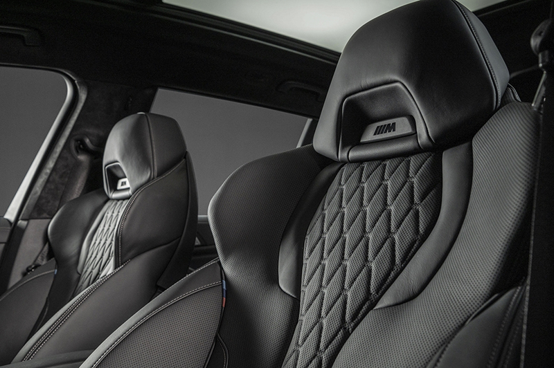 BMW X7 Dark Knight曜黑版配備Vernasca真皮內裝與M雙前座跑車座椅。