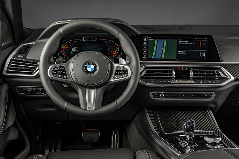 BMW X5 Dark Knight曜黑版標配全數位虛擬座艙、iDrive 7.0操作介面、全新智慧語音助理2.0、iPhone手機數位鑰匙、無線智慧型手機整合系統、M款多功能真皮方向盤與專屬碳纖維。