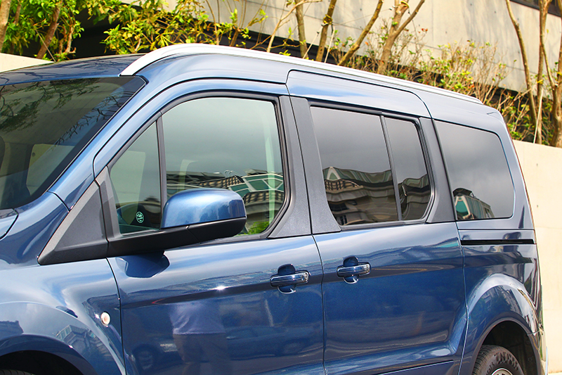 看這工整寬厚的車廂佈局,就知道裡頭必定寬敞開闊。