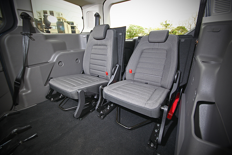 瞧瞧這第三排的空間是不是大得驚人?甚至椅背與整張座椅都可自由調整傾角與前後,儼然就是VIP貴賓席!
