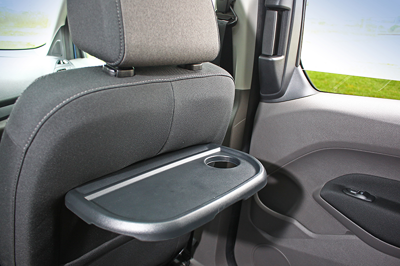 第二排折疊桌設計,放置飲料或手機、平板等小物都方便。