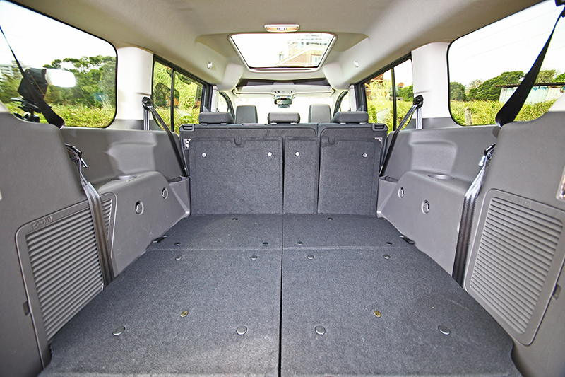 我幹嘛不住吹噓旅玩家的機能?光看這第三排收折後這空蕩蕩的置物空間就該知道了吧?