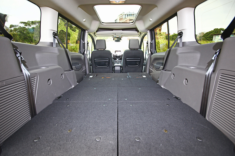 還不夠?將二、三排座椅全部收折就出現了一個超大平台,此時容積達到超誇張的2,620升!