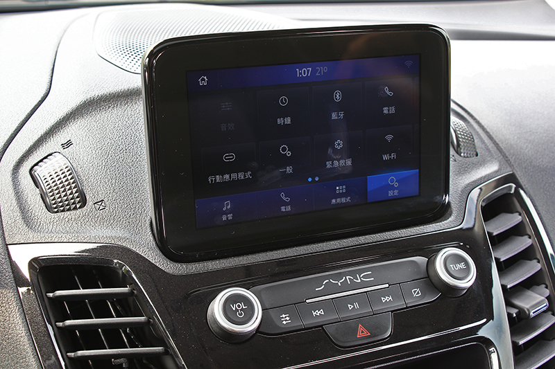 6吋懸浮式全彩觸控螢幕與SYNC3娛樂通訊整合系統含聲控功能,讓科技便利如影隨形。