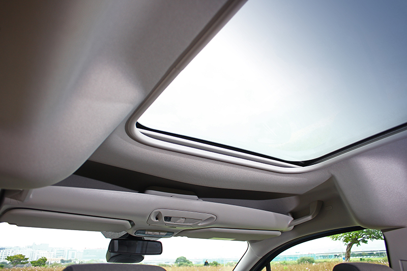 玩咖版標配的全景式玻璃車頂,讓座艙視覺更加通透明亮。