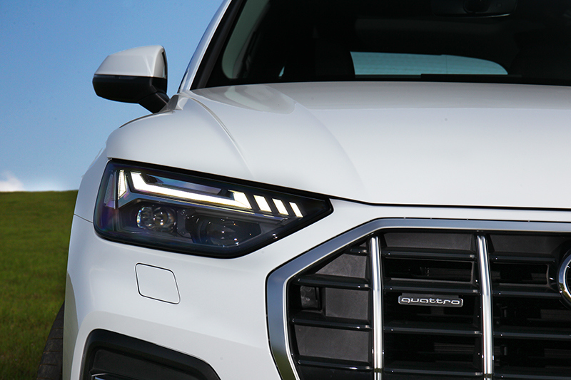 頭燈造型變得更細扁,日行燈樣式也有所改變,Edition One車型更升級的Matrix LED矩陣式頭燈。