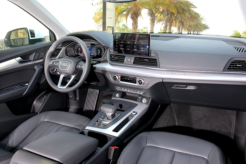 座艙格局設計沒有做任何調整,但個人比較喜愛此世代座艙氛圍與質感。