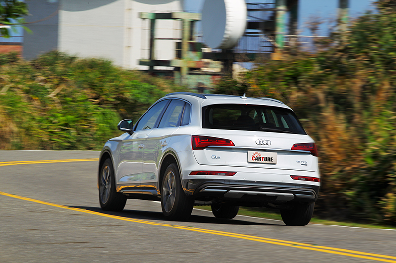 Q5配置quattro ultra四輪驅動系統,能依路況駕駛方式主動分配驅動方式給予穩定操駕。