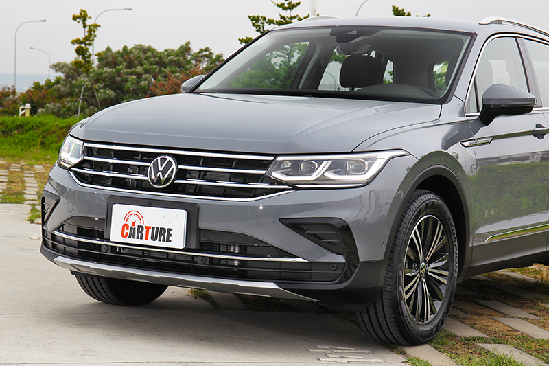 小改Tiguan導入最新家族語彙,試駕車型Tiguan 280 Elegance有配置Premium外觀套件。
