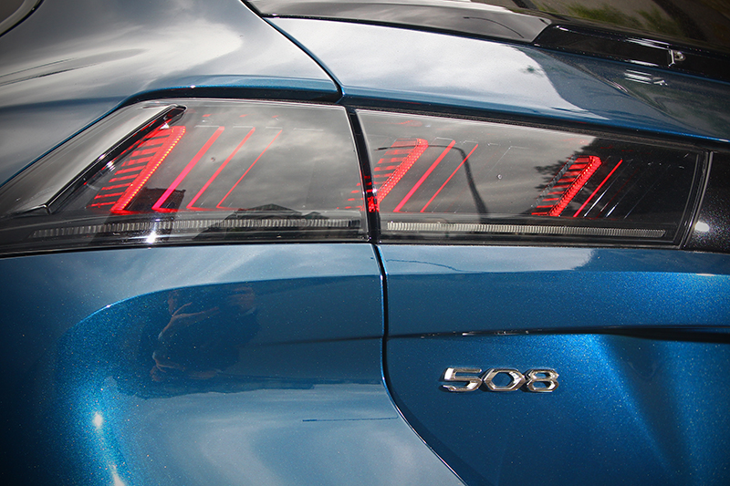 車尾則以FULL LED 獅爪印象尾燈與頭燈相互呼應。