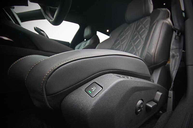 具按摩功能的AGR 認證的背脊健康電動座椅，絕佳地乘坐舒適性與支撐性，讓人坐了會上癮，不想下車。