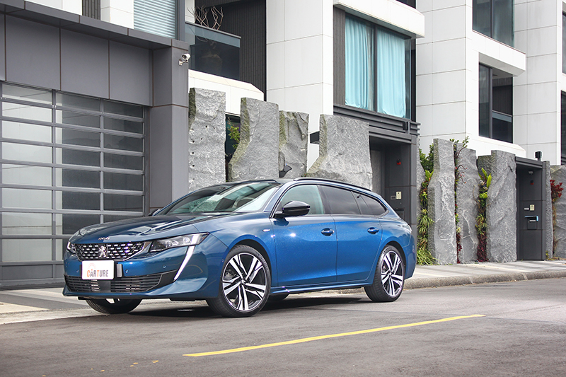 508 SW的車高僅有1405mm,根本已屬雙門轎跑車範疇,當然修長動感。