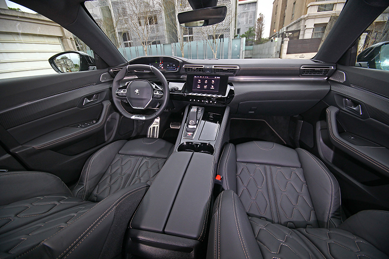 508 SW理所當然採用了新世代的i-Cockpit®科技座艙,簡直科幻至極。