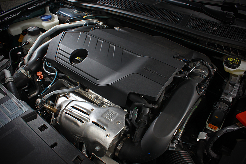 蟬聯8屆「國際引擎大賞International Engine of the Year」最佳引擎之1.6升缸內直噴渦輪增壓汽油動力系統,擁有225bhp/5500rpm最大馬力與300Nm/1950rpm最大扭力。