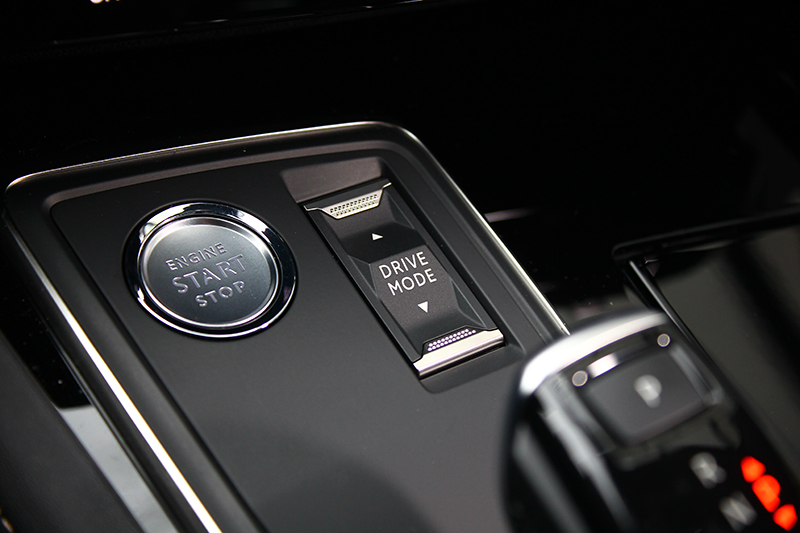 Drive Mode駕駛模式控鍵位於排檔座前方,一指即能決定車輛動態調性。