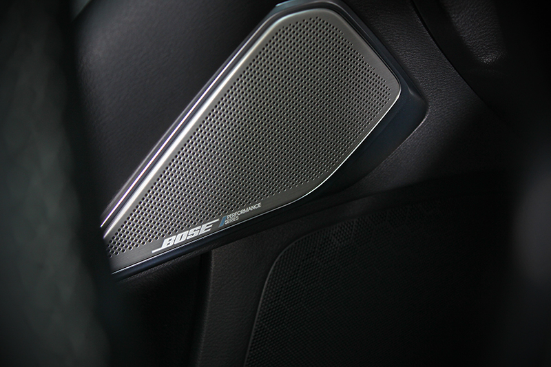 Bose Performance音響系統不只好聽,同時也附帶ASC引擎聲浪控制功能。