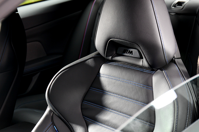 Vernasca真皮跑車座椅提供舒適且有包覆乘坐感。