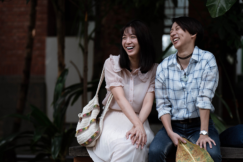 【車勢星聞】來自馬來西亞的藝人劉倩妏(左)《弓蕉園的秘密》戲中與陳妤上演談情說愛的女同志。(圖:公視台語台提供)