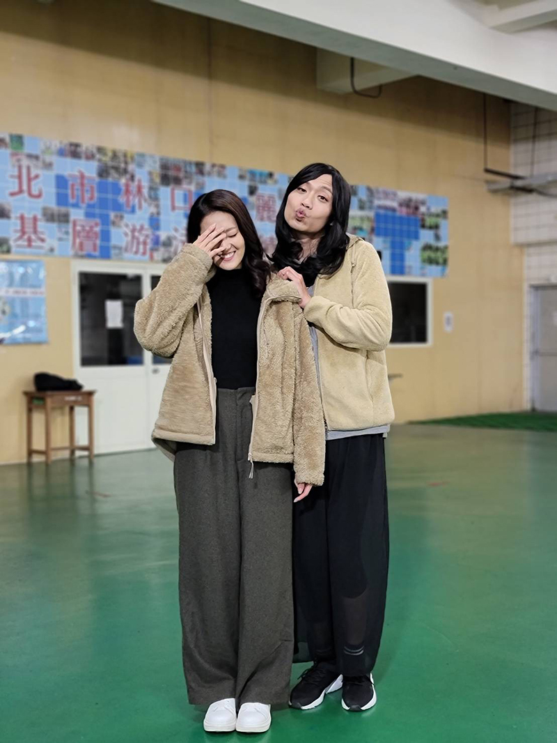 【車勢星聞】《多情城市》張哲豪(右)扮女裝跟顏曉筠說是情侶裝,讓顏曉筠哭笑不得。(圖:民視提供)