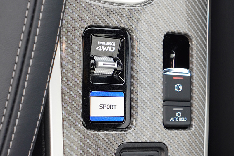 三菱獨家技術S-AWC系統(Super All Wheel Control)超能全時四輪控制系統,具備三種驅動模式(NORMAL一般模式/SNOW雪地模式/LOCK模式 )。