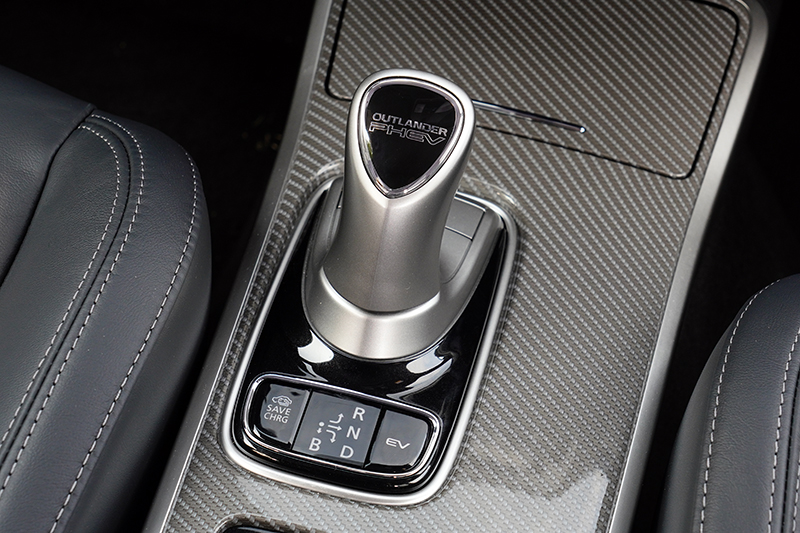 排檔設計與一般車款略有不同,P檔部分設置於前方按鈕,並有EV純電模式。