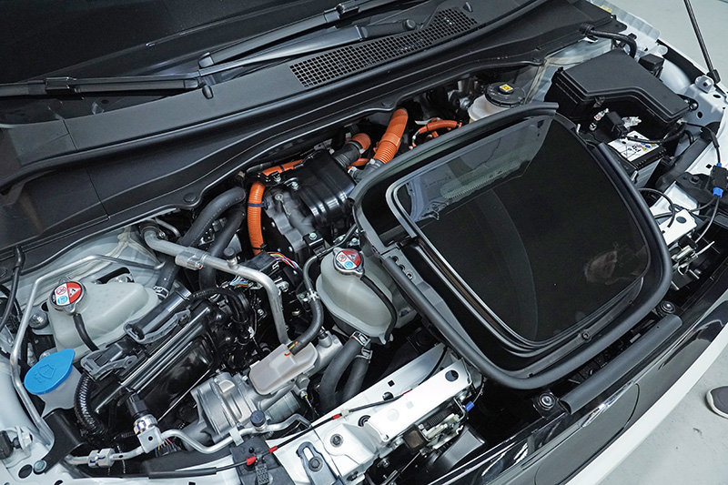 Honda 雖然將電動馬達配置於後軸,但傳統前引擎室內仍配置有充電等機電設備。