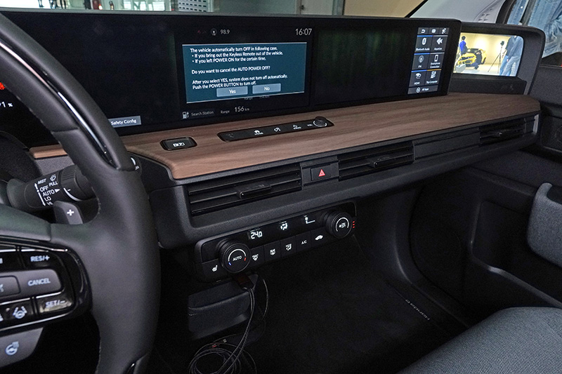中控台具備兩具12.3吋觸控螢幕掌管多數車輛各項功能,最側邊則是6吋的數位後視鏡。