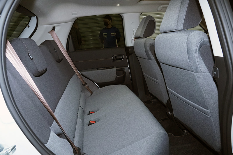 座椅採雙色織布材質包覆,搭配上深棕色安全帶,帶有摩登氣息。