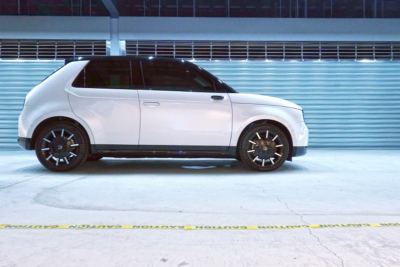 展示的'頂規Advance車型增配 17 吋黑白雙色多輻鋁圈,搭配Michelin Pilot Sport 4 運動街胎,前後輪尺寸分別為205/45 R17、225/45 R17。