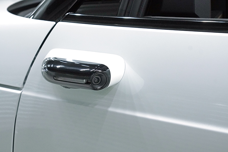 因為採數位後視鏡設計,因此車側設有飛翼狀的攝影機。