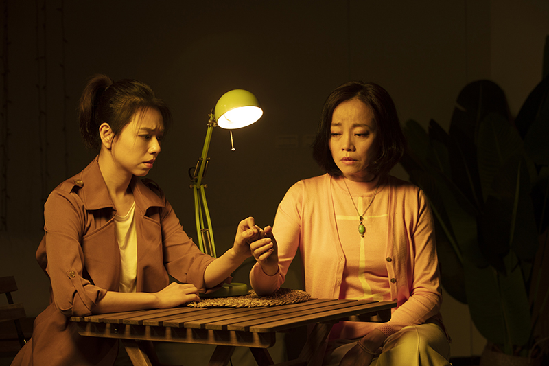 【車勢星聞】 范瑞君(右)在舞台劇《Space Boy》星空男孩演夏于喬媽。(圖:故事工廠提供)