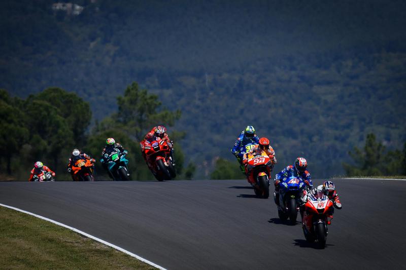 起跑後Zarco成功衝到第一,Marquez也順利升到第三,但沒多久排名就掉至第九。