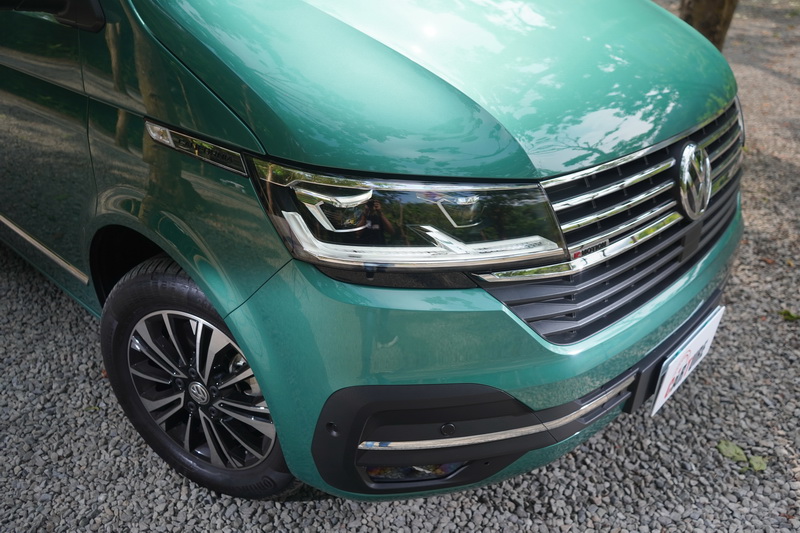 全新LED頭燈搭配上重新設計的大面積鍍鉻水箱罩與立體保桿造型,營造出更為時尚卻不失內斂的前緣面容