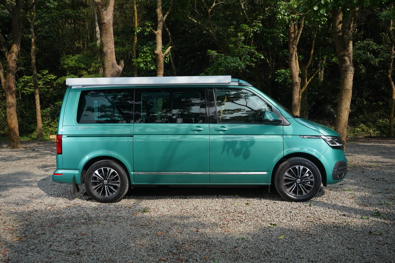 車側同樣維持T系列慣有的方長車體曲線,不過California較為不同之處在於右側車頂裝配有伸縮式遮陽棚