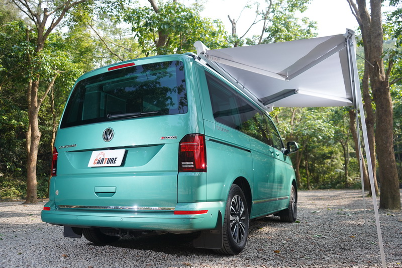 透過手搖桿操作可將頂棚向外延伸出來,僅需短短幾分鐘便能成為好用的客廳帳