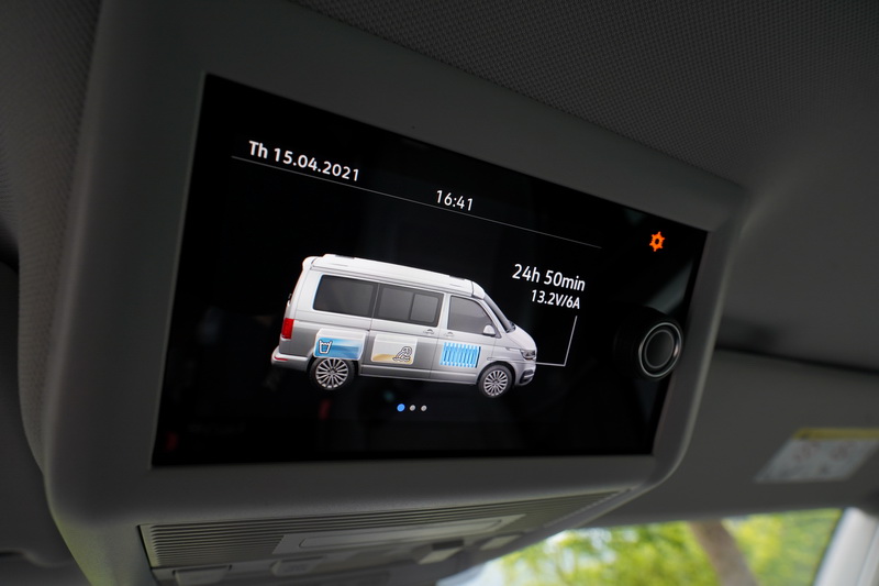 駕駛艙上方的中央操作面板一併升級為全彩顯示,視覺呈現上比起Beach更添科技感