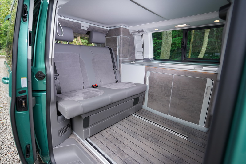 平時是一組三人座空間,外出露營時左側區域的廚房中島即可成為大家的中央廚房