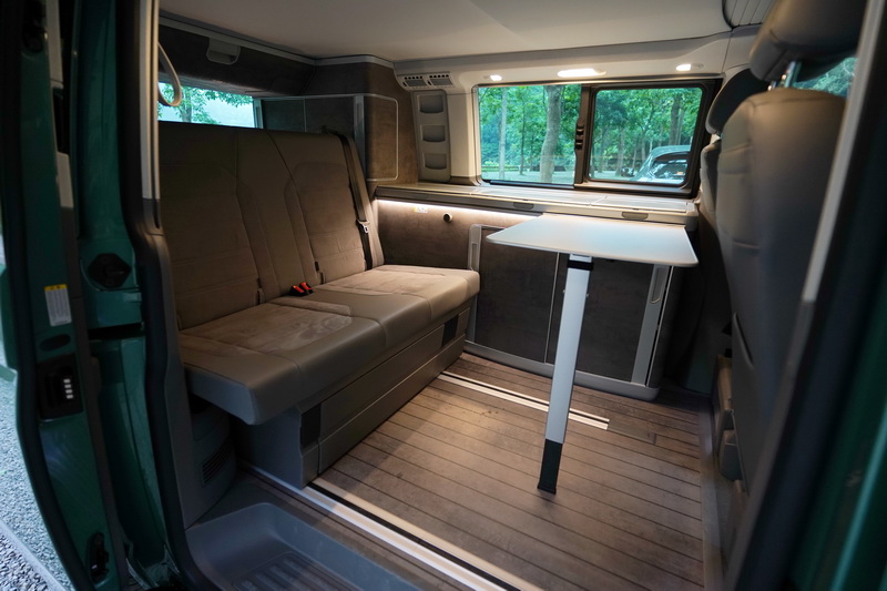 櫃子前方有一組滑移折疊式餐桌,將前座椅向後轉180度即可變身為面對面互相聊天的餐廳使用