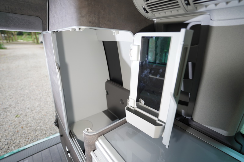 冰箱後方則是置衣櫃與儲物架,衣櫃內還內建掛衣桿及梳妝鏡