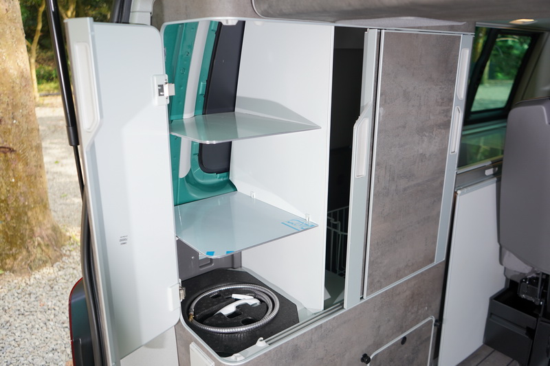 儲物櫃隔板下方配有一組快接式蓮蓬頭,只要將蓮蓬頭裝入下方接口便能作為臨時淋浴設備使用