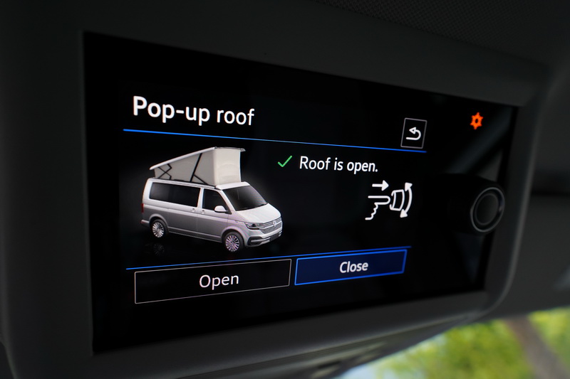 透過前方車頂操控面板便能輕鬆開起車頂篷變成另一間獨立雙人房