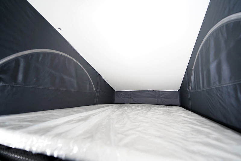 車頂帳可輕鬆容納兩個大人沒問題,左右側與前方也設計有拉鍊式通風窗