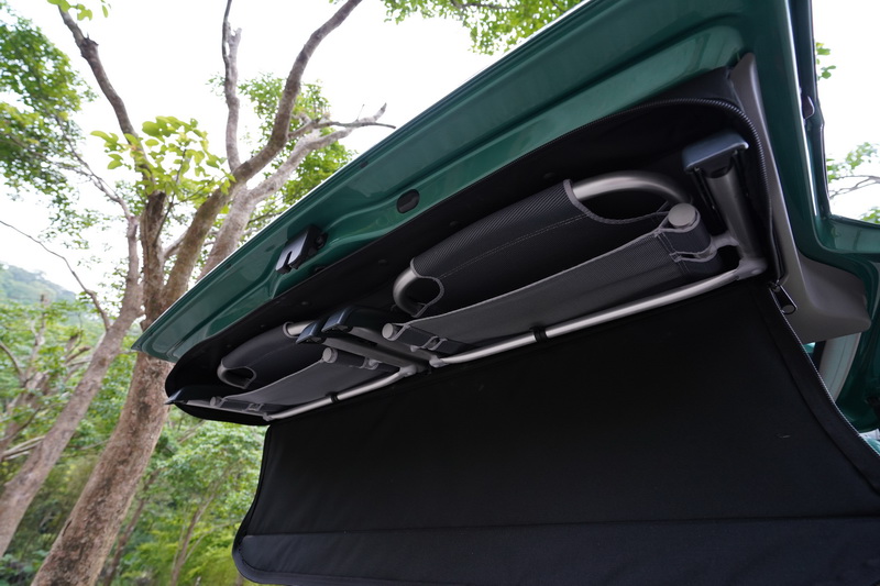 側門及尾門內側還有隱藏式摺疊桌與摺疊座椅,如此一來又能少帶好幾公斤裝備出門