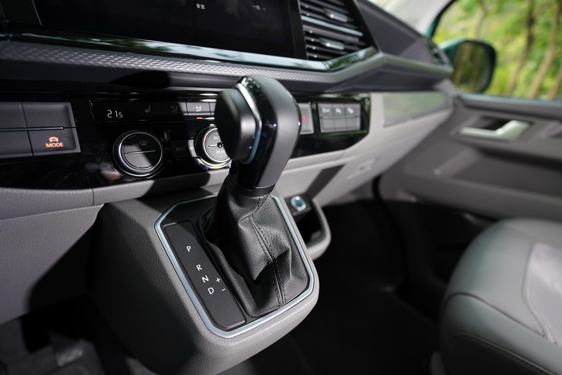 7速雙離合器自手排變速箱在檔位銜接上頗為滑順,手排模式的進退檔反應算得上迅速