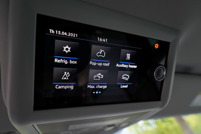 中央操作面板整合多項配備選單,操作起來簡單易上手