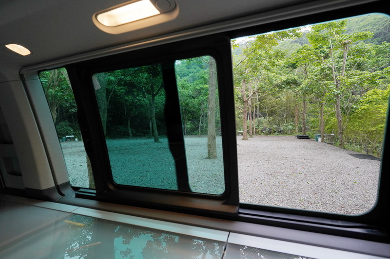 車側窗戶為手動開啟方式,夜晚亦可裝上防蟲網及遮陽簾