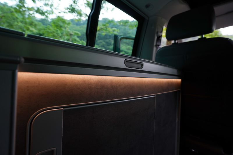 車艙多處採間接照明設計,夜晚點亮時極富情趣