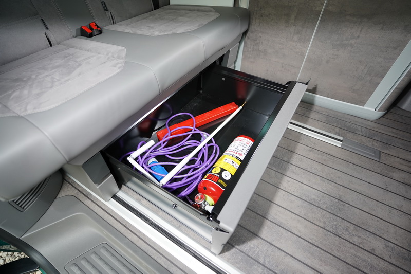 乘客座上方配有車頂置物櫃,座椅下方也設計有抽拉式抽屜