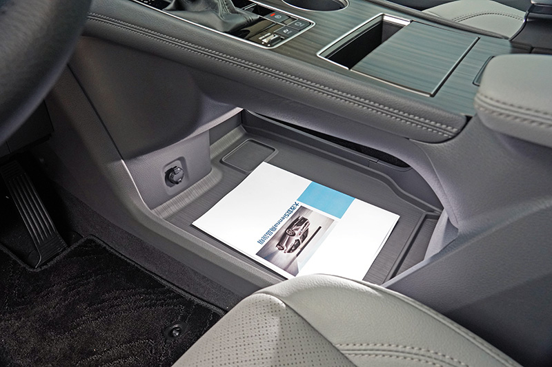 懸浮鞍座下方採簍空置物空間設計,但兩側若能加上防止物品掉落的護網會更為理想。